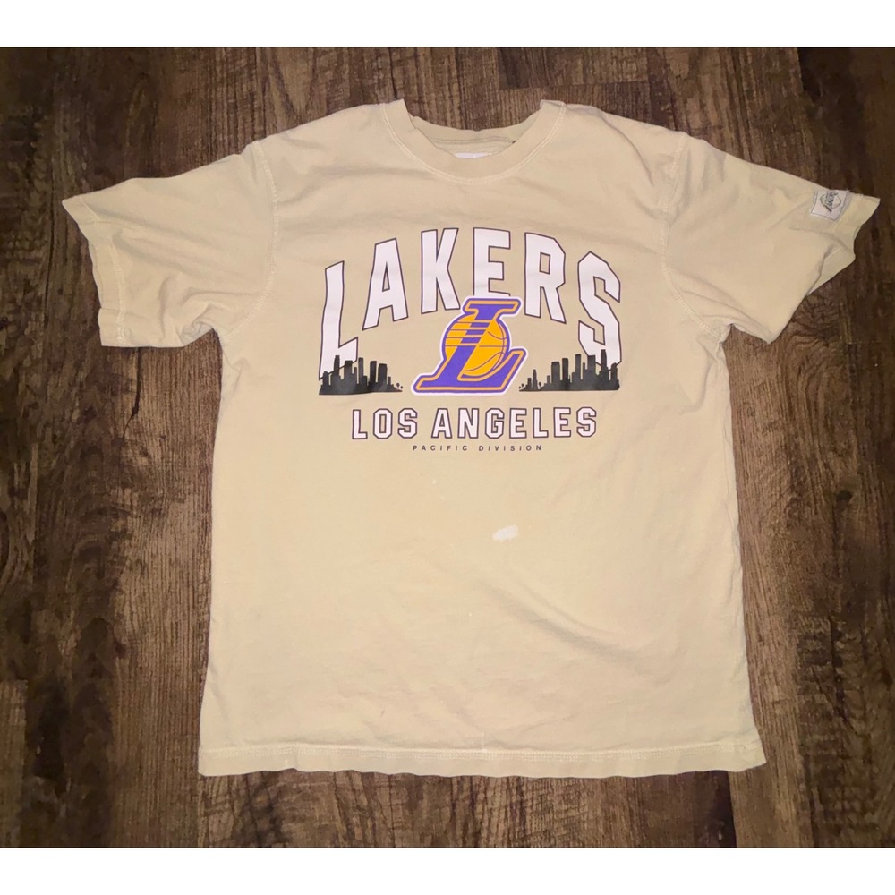 NBA Los Angeles Lakers Graphic T-Shirt Cream Tan Short Sleeve Skyline Logo Tee